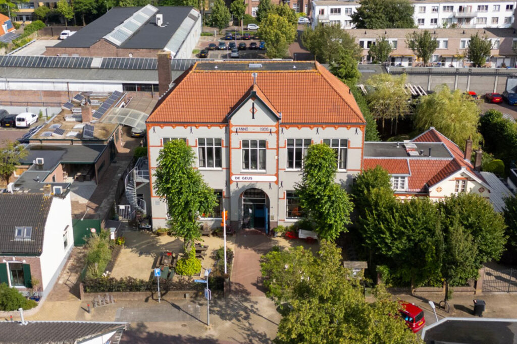 Wijkcentrum De Geus in Hilversum vanuit de lucht gezien